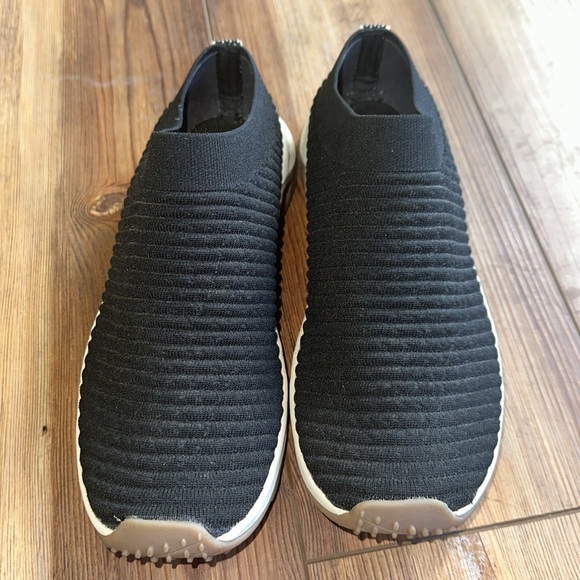 Merrell black size 7.5 slip on sneakers. Like new! - Picture 3 of 6